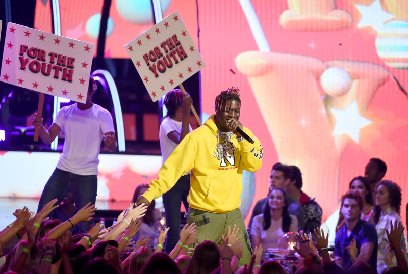 Illustration for article titled Nauseating Neons, Power Suits, and Frilly Florals Dominated the Teen Choice Awards